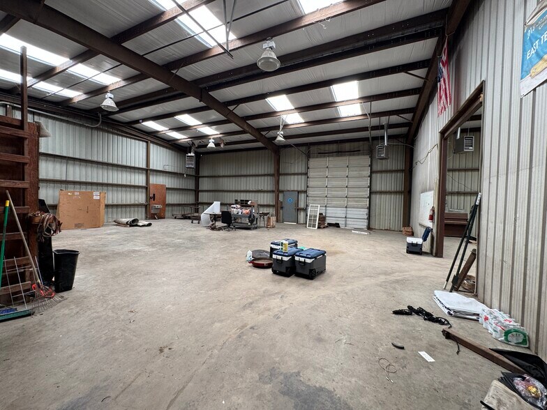 More Photos Of 1208 S Chestnut St, Lufkin Showroom For Sale