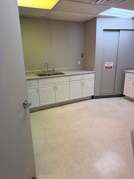 More Photos Of 872 E Sahara Ave, Las Vegas Medical For Lease