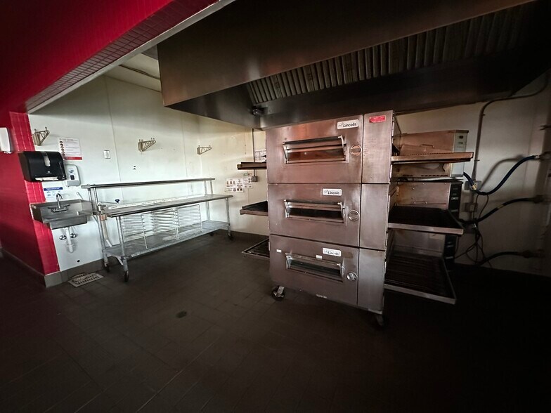 More Photos Of 2150-2172 Walker Lake Rd, Ontario General Retail For Sale