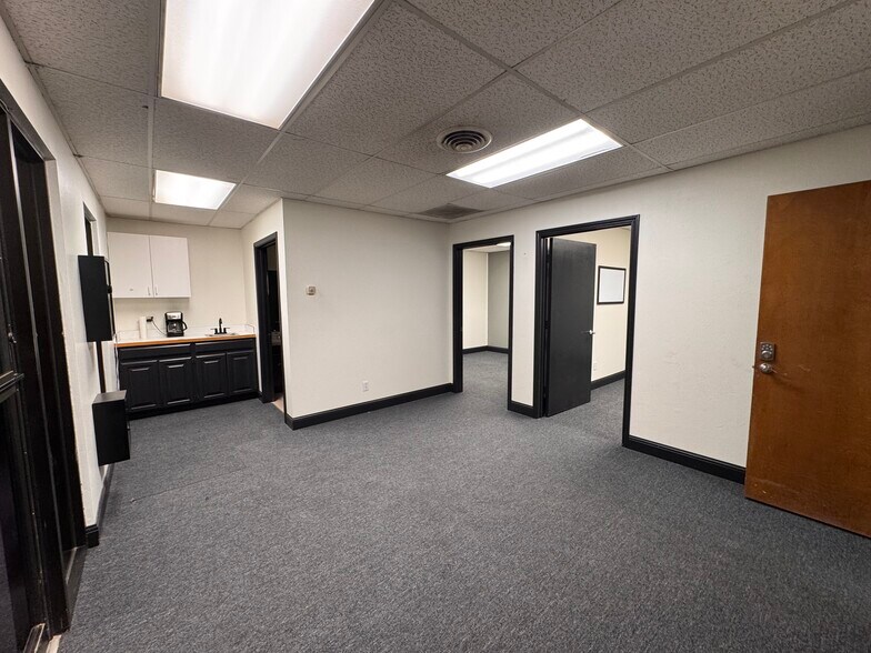 Primary Photo Of 823 W Sunrise Cir, Hobbs Flex For Lease