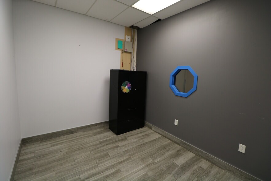 More Photos Of 10008-10022 167 St NW, Edmonton Showroom For Sale