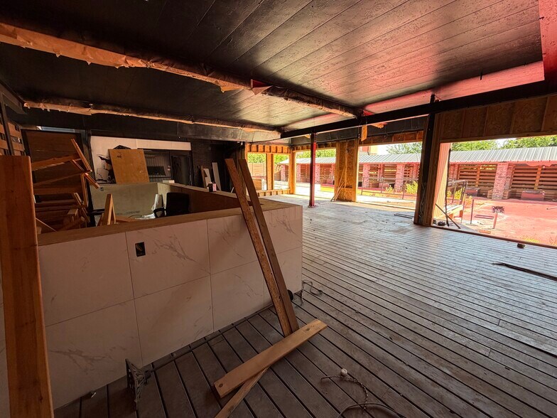 More Photos Of 5708 NW Expressway St, Oklahoma City General Retail For Sale