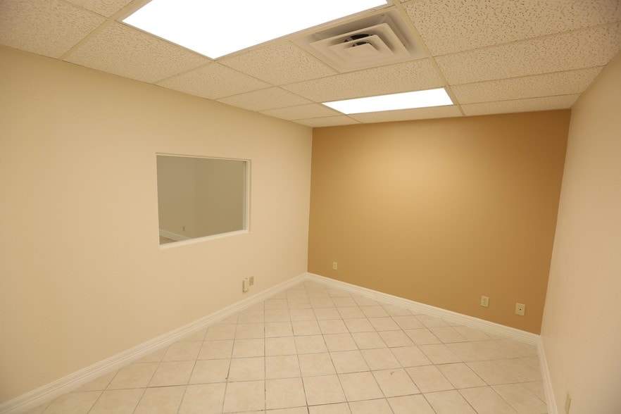 More Photos Of 5426-5440 Schertz Rd, San Antonio Flex For Lease