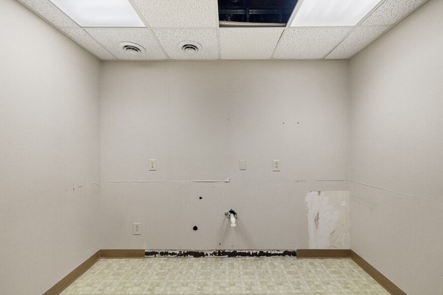 More Photos Of 2050 W Fourth St, Mansfield Medical For Lease