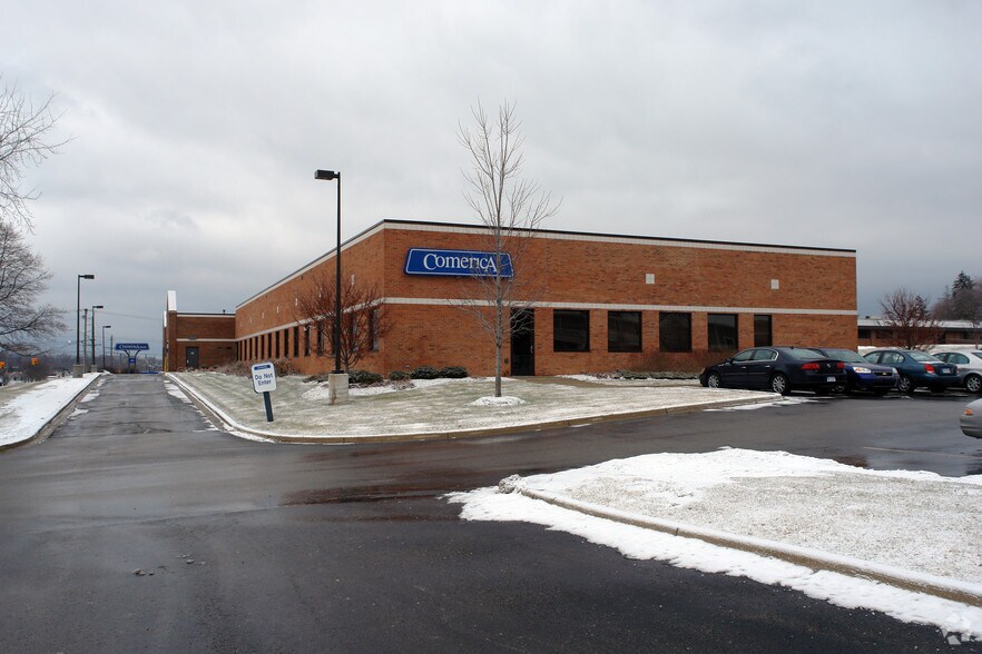 More Photos Of 35405 Grand River Ave, Farmington Hills Office For Sale