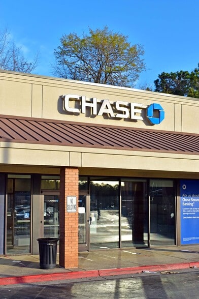 More Photos Of 4550 Jonesboro Rd, Union City Freestanding For Lease