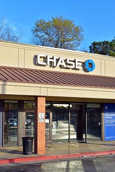 More Photos Of 4550 Jonesboro Rd, Union City Freestanding For Lease