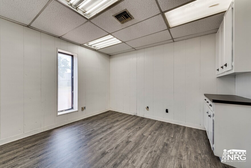 More Photos Of 11008 West County Road 128, Odessa Manufacturing For Lease