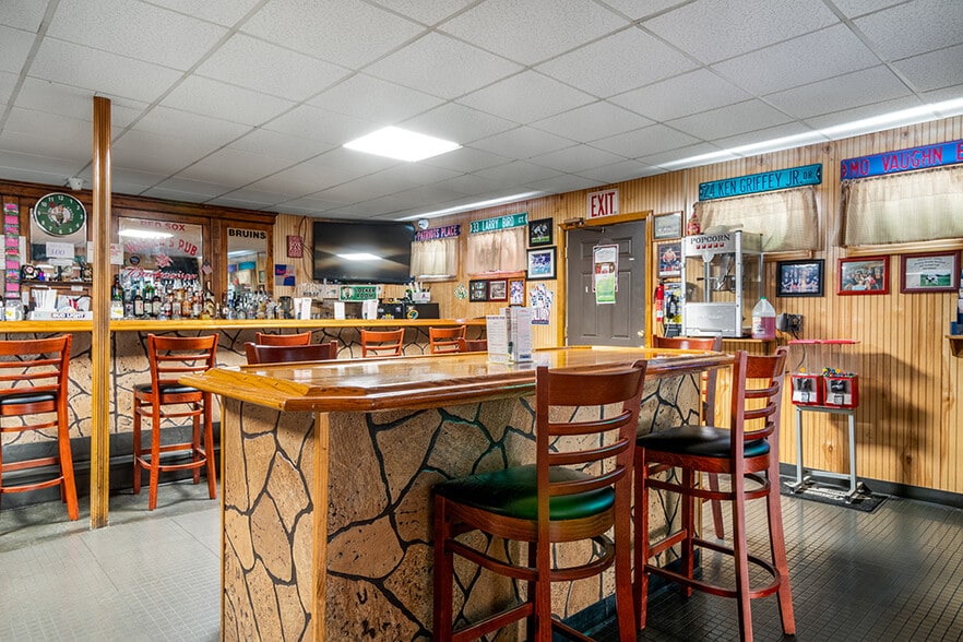 More Photos Of 104 Canal St, Blackstone Bar For Sale