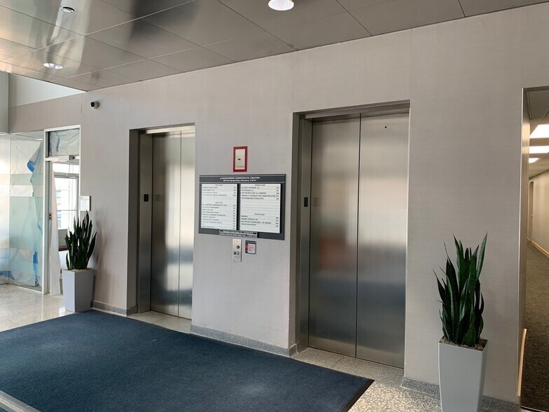 More Photos Of 650 E Algonquin Rd, Schaumburg Office For Lease