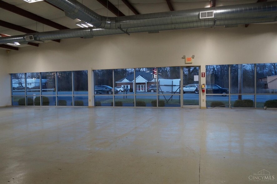 More Photos Of 885 Ohio Pike, Cincinnati Showroom For Lease