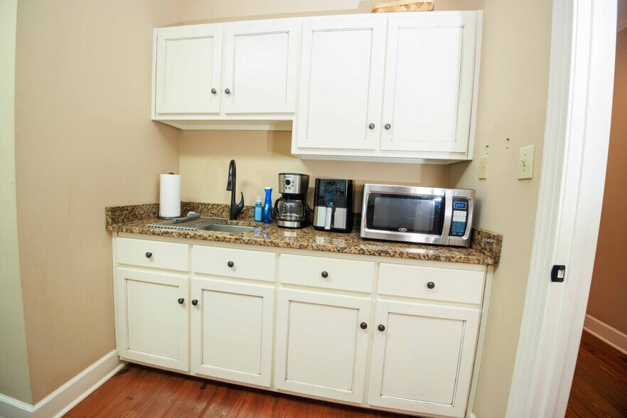 More Photos Of 106 N Alexander Ave, Washington Office For Sale