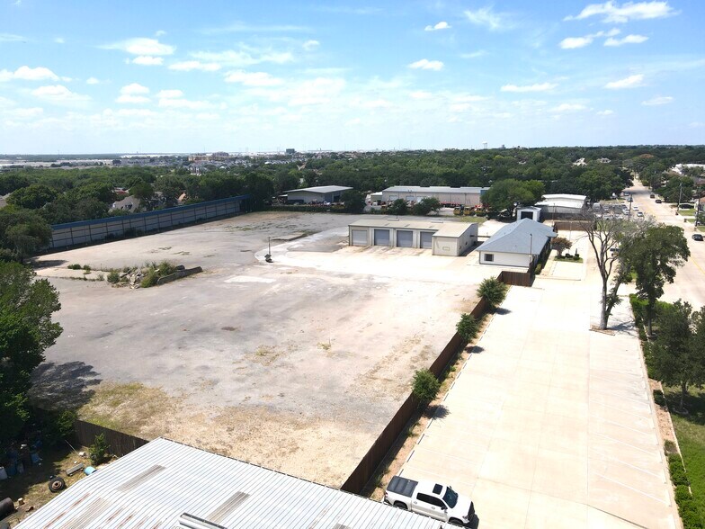 More Photos Of 421 Compton Ave, Irving Warehouse For Lease