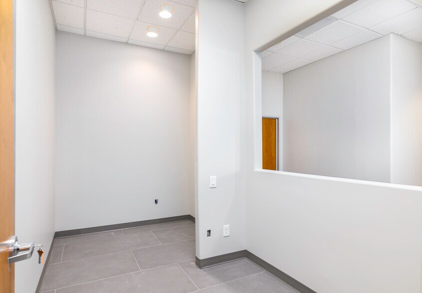 More Photos Of 10575 N 114th St, Scottsdale Office For Sale
