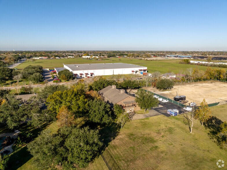 More Photos Of 2015 Woody Rd, Pearland Manufacturing For Sale