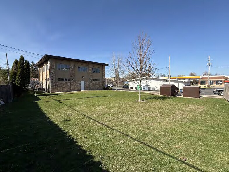 More Photos Of 915 Haywood Dr, Madison Office For Sale