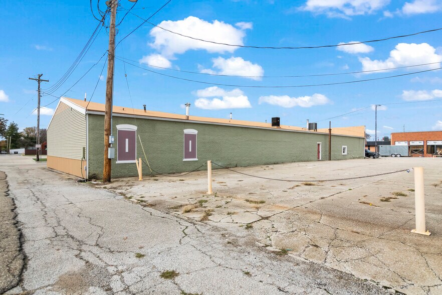 More Photos Of 222 W Main Cross St, Taylorville Showroom For Sale