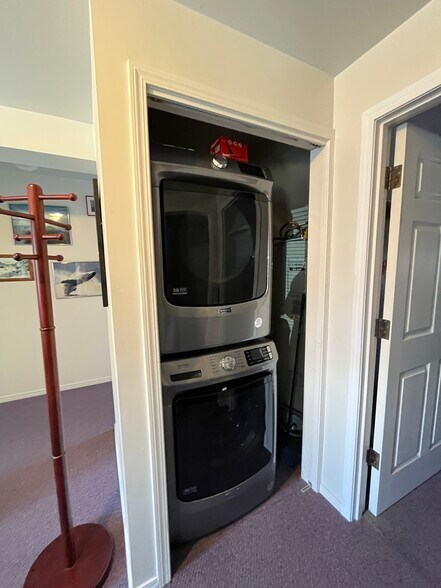 More Photos Of 1004 S Nordic Dr, Petersburg Hotel For Sale