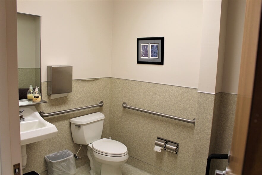 More Photos Of 48247 Hills St, Oakridge Office For Sale