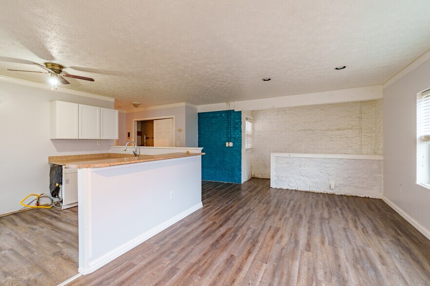 More Photos Of 118 S Walnut St, Troy Showroom For Sale