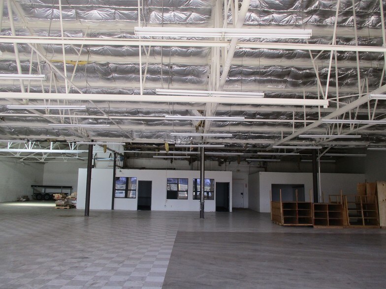 More Photos Of 1660 S Oxnard Blvd, Oxnard Warehouse For Sale