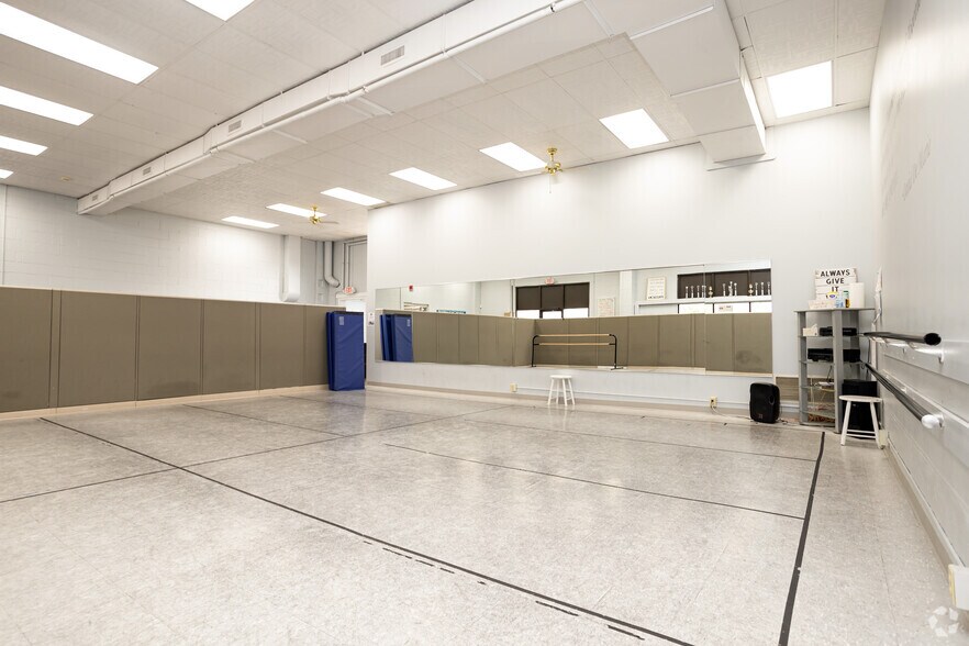 More Photos Of 10151-10155 Main St, Clarence Light Distribution For Sale