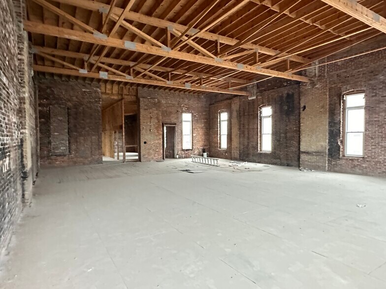 More Photos Of 3093-3095 W 25th St, Cleveland Storefront Retail Office For Lease
