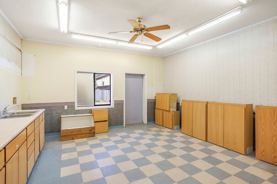 More Photos Of 140 Central St, Colorado City Office For Sale