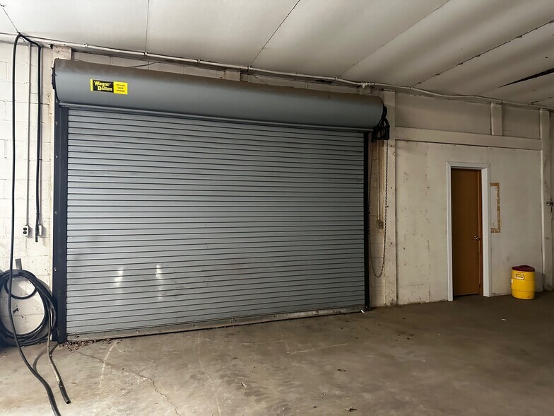 More Photos Of 1950 East Pike, Zanesville Showroom For Lease