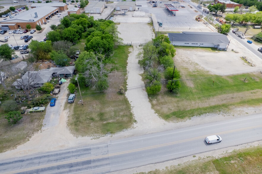More Photos Of 4320 S Interstate 35, New Braunfels Showroom For Lease