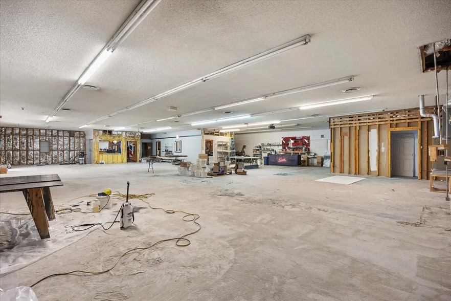More Photos Of 1409 NE Barnard St, Glen Rose Storefront Retail Office For Sale