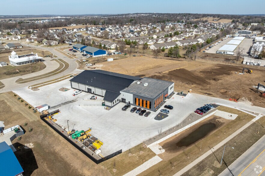 More Photos Of 5930 NW Beaver Dr, Johnston Showroom For Lease