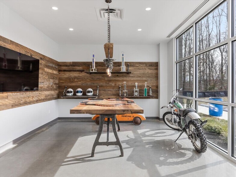 More Photos Of 6701 Dominion Garages Ave, Woodford Specialty For Sale