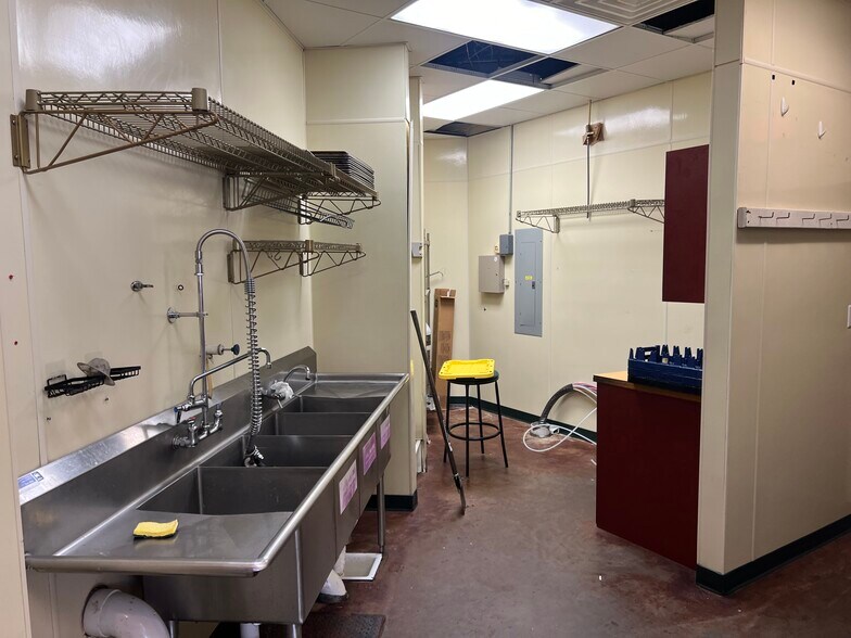 More Photos Of 1621 S 1st Ave, Iowa City Fast Food For Lease