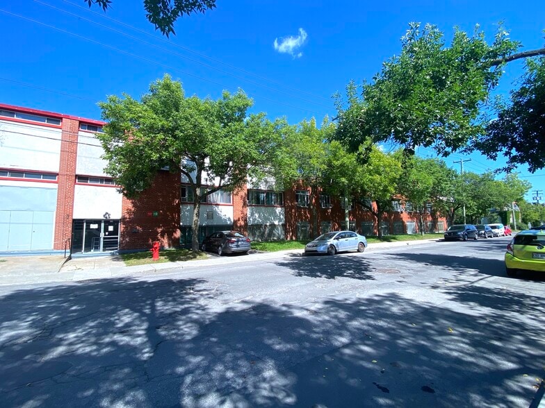 More Photos Of 2424 Rue Des Carrières, Montréal Light Manufacturing For Lease