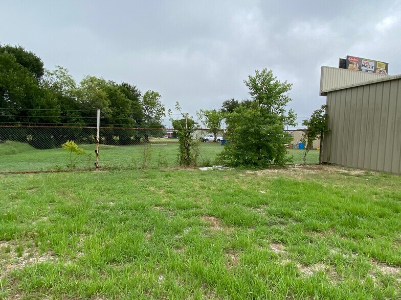 More Photos Of 1309 E Milam St, Mexia General Retail For Sale