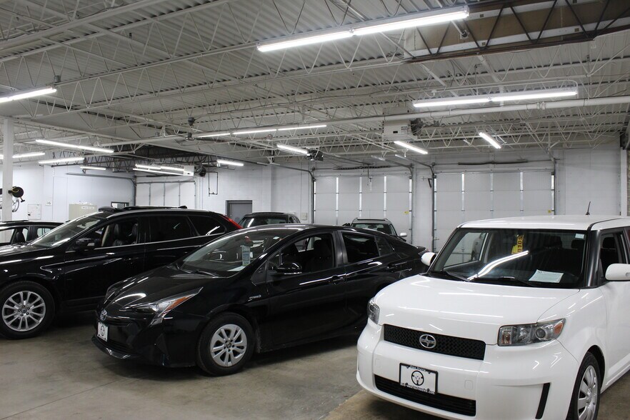 More Photos Of 6820-6848 Washington Ave S, Eden Prairie Showroom For Lease