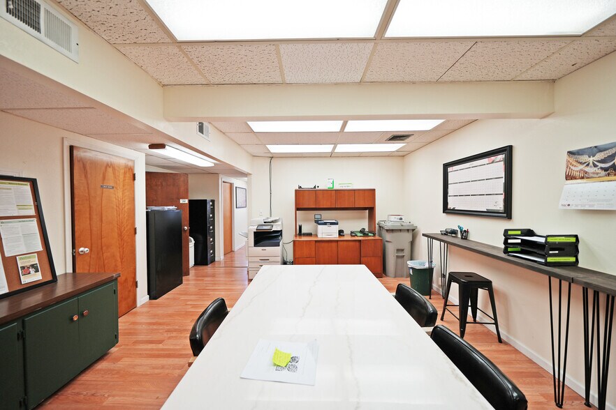 More Photos Of 811 W Yakima Ave, Yakima Storefront Retail Office For Lease