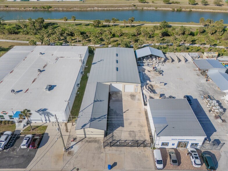 More Photos Of 218 Seaboard Ave, Venice Service For Sale