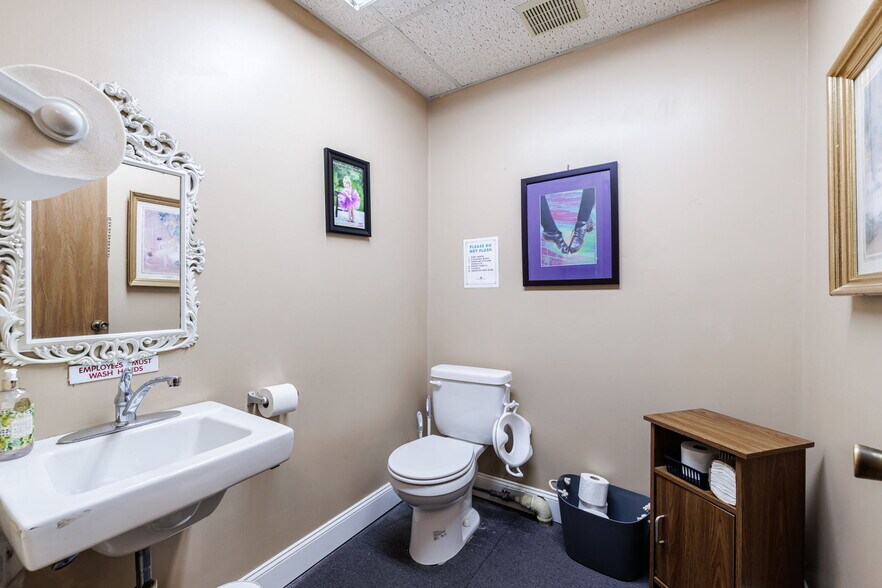 More Photos Of 67 Lyell Ave, Spencerport Office Residential For Lease