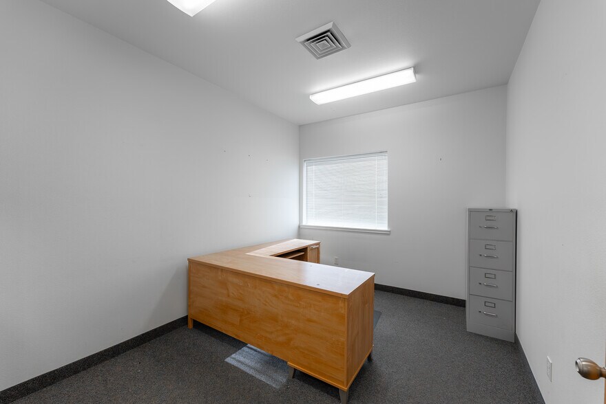 More Photos Of 2665 Glendale Valley Rd, Glendale Office For Sale