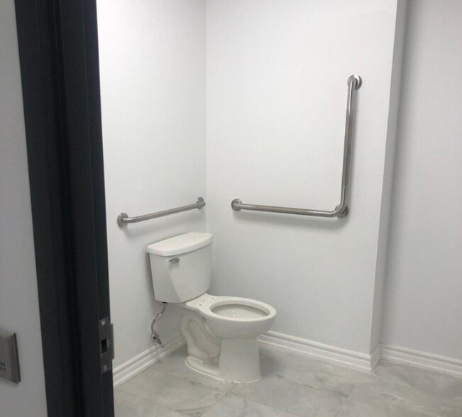 More Photos Of 3 Simcoe St S, Oshawa Storefront Retail Office For Lease