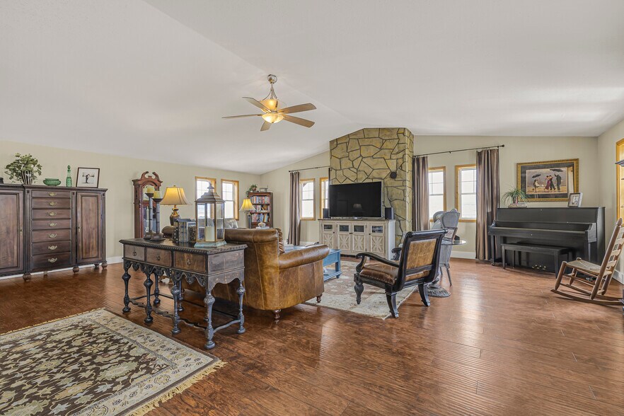 More Photos Of 13 Gott Ln, Salmon Hospitality For Sale