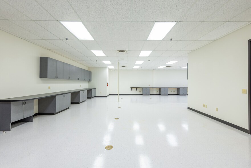 More Photos Of 2223 Eastman Ave, Ventura Manufacturing For Lease