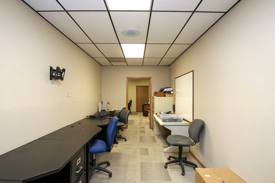 More Photos Of 555 3rd Ave NW, Hutchinson Office For Sale