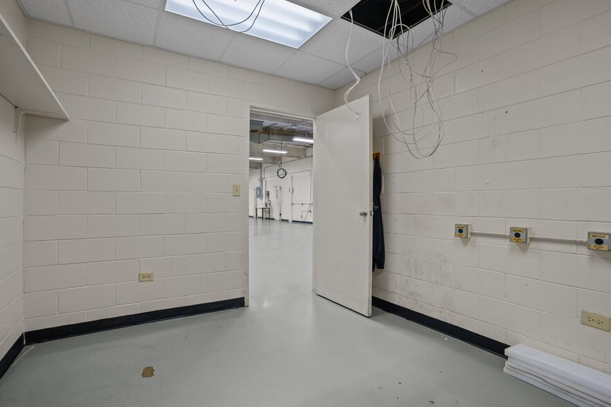 More Photos Of 157 Industrial Dr, King Warehouse For Lease