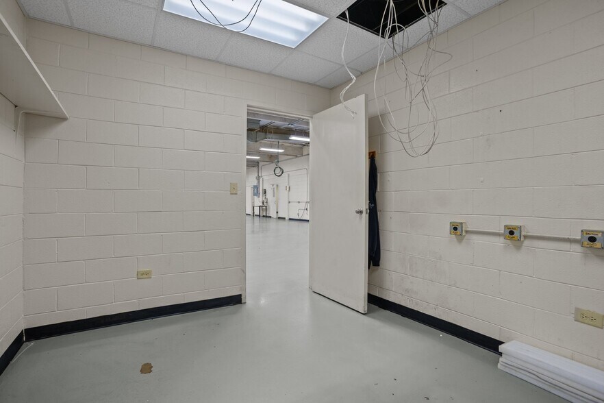 More Photos Of 157 Industrial Dr, King Warehouse For Lease