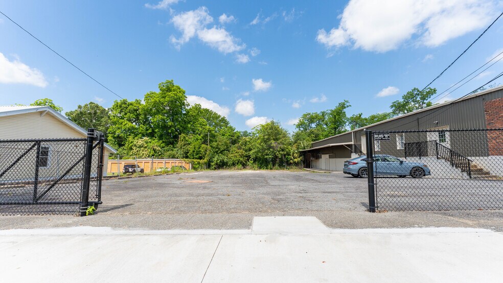 More Photos Of 615 N Main St, Moultrie Flex For Sale