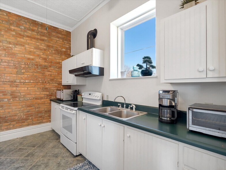 More Photos Of 411 Maple Ln, Hillsboro Office Residential For Sale