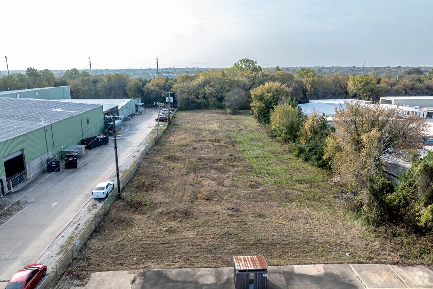 More Photos Of 912 E Walnut St, Garland Manufacturing For Lease